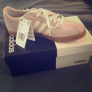 Adidas NWT women’s Courtset pink tennis shoes!